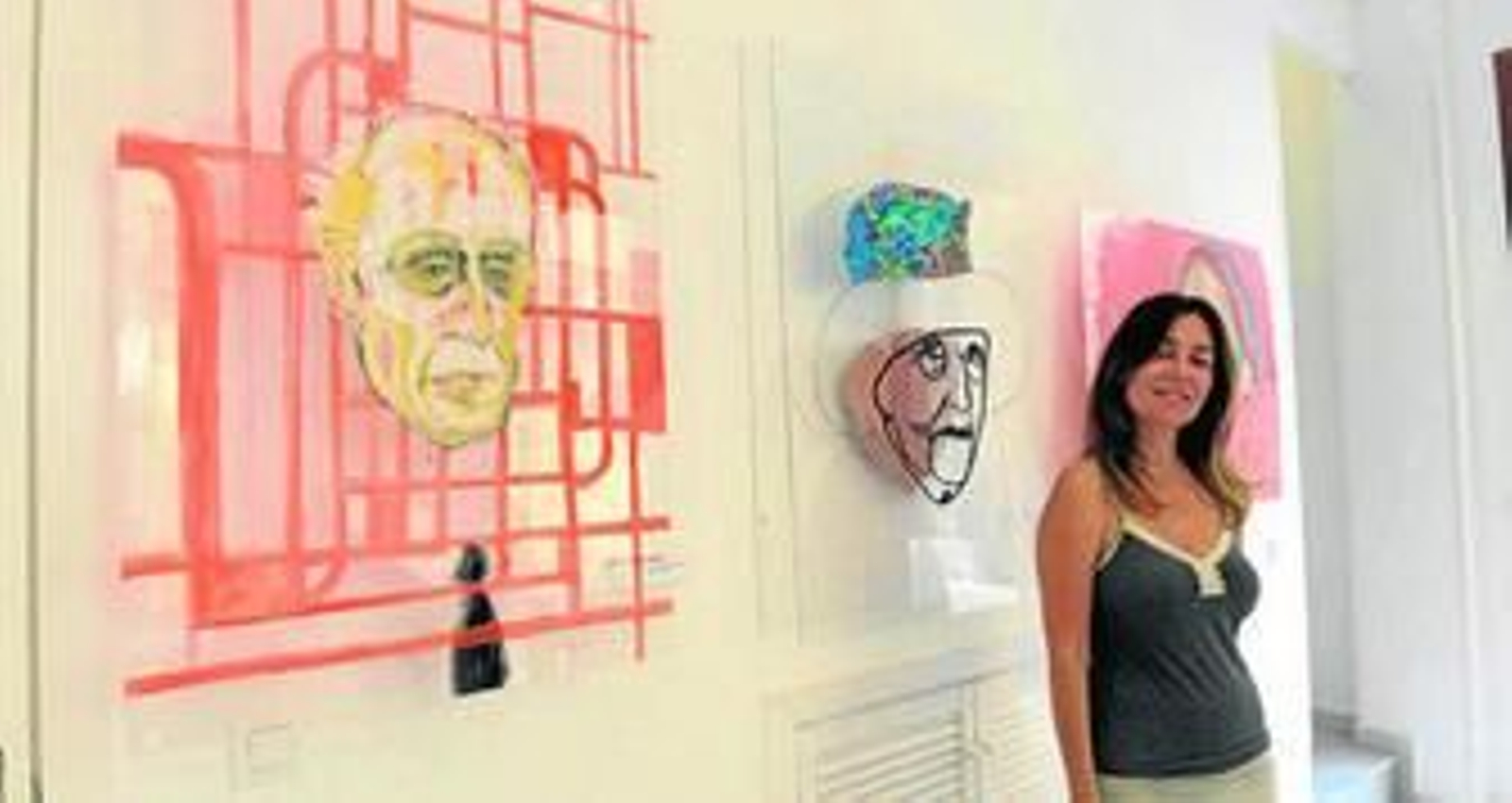 La artista Rebeca J. Cirujano en la sala de exposiciones El Pópulo.