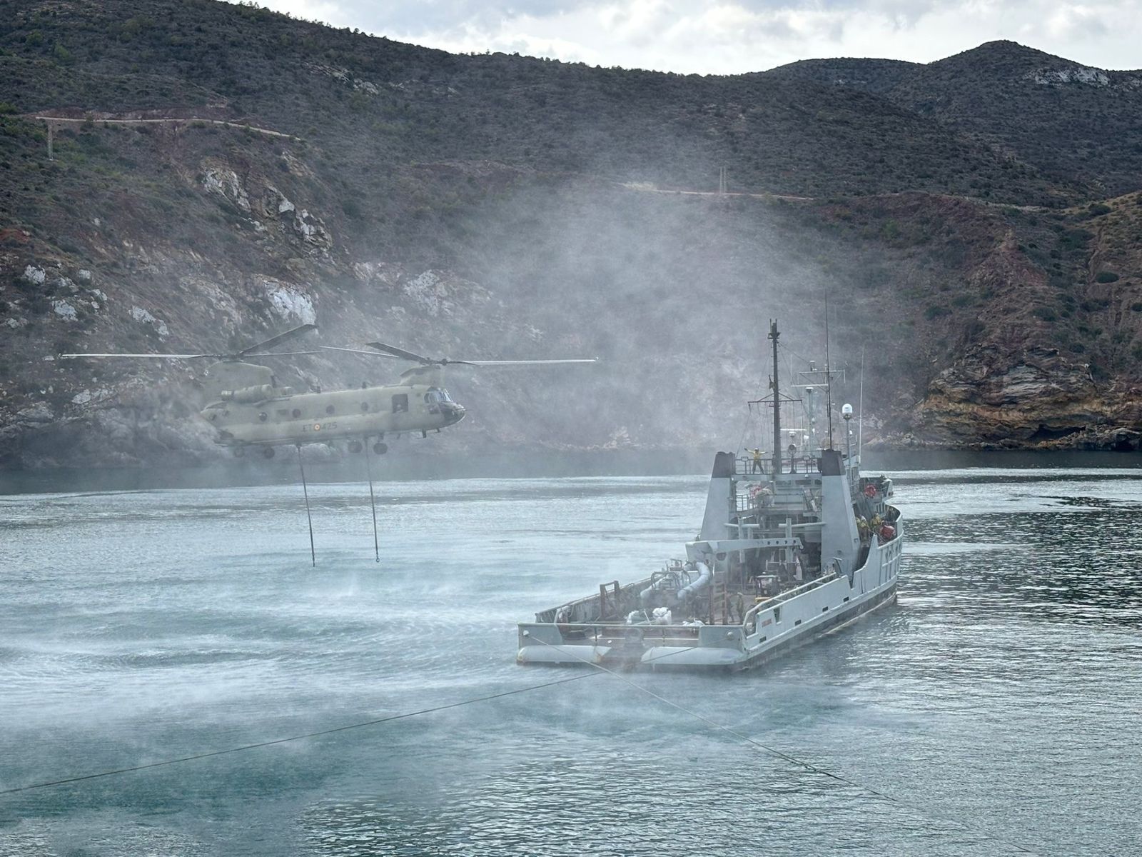 Maniobra del buque 'Mar Caribe' con un helicóptero Chinook para transporte de material en las islas de soberanía nacional.