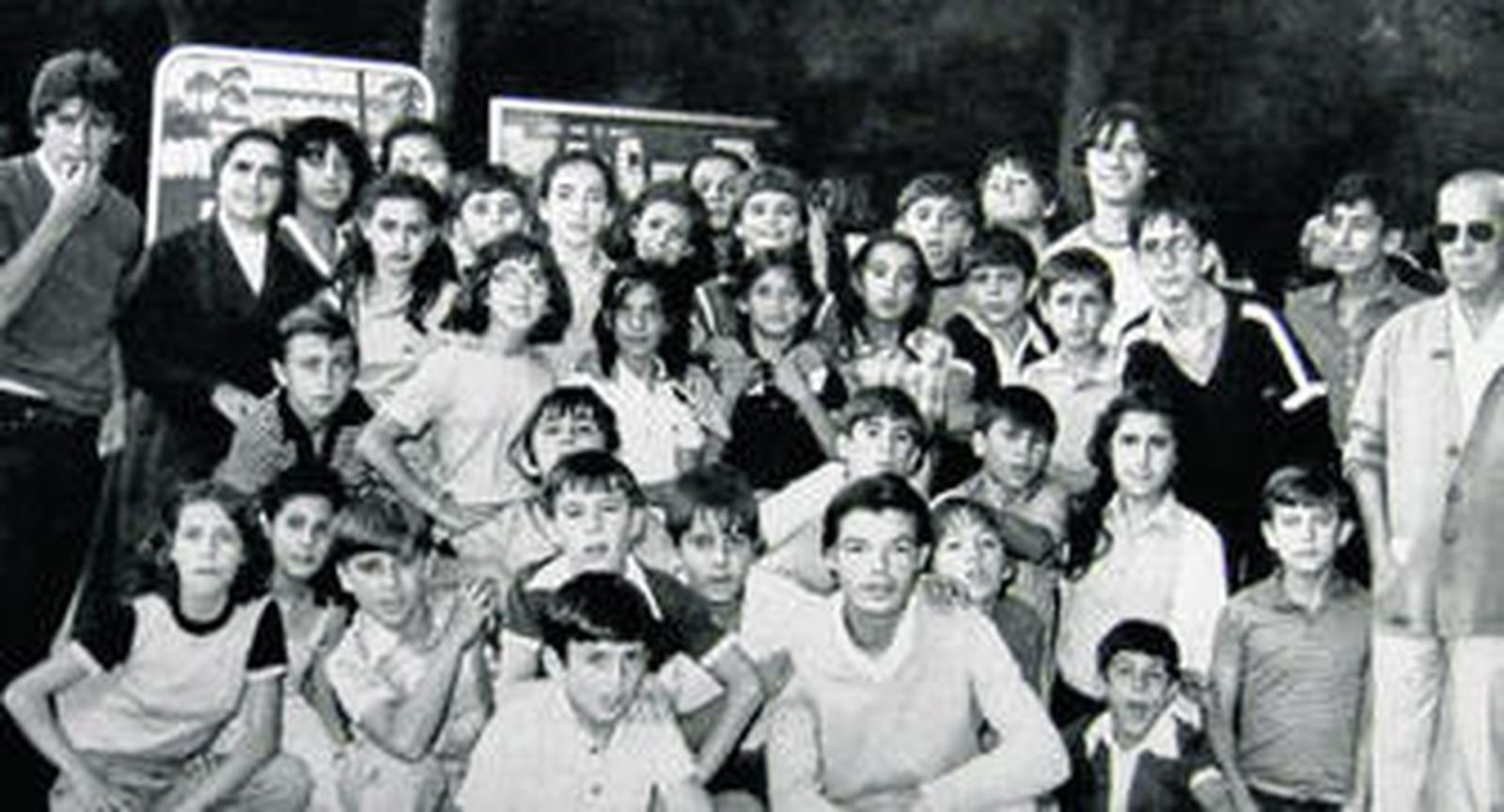 1. Alumnos de la Casa Cuna de Ayamonte, dependiente de la Diputación Provincial de Huelva. 2. Exposición de fotos del antiguo Hogar Infantil. 3. Sor Victoria y Sor Isidora descubren el rotulo de la plaza que lleva sus nombres . 4. Otro momento del acto.