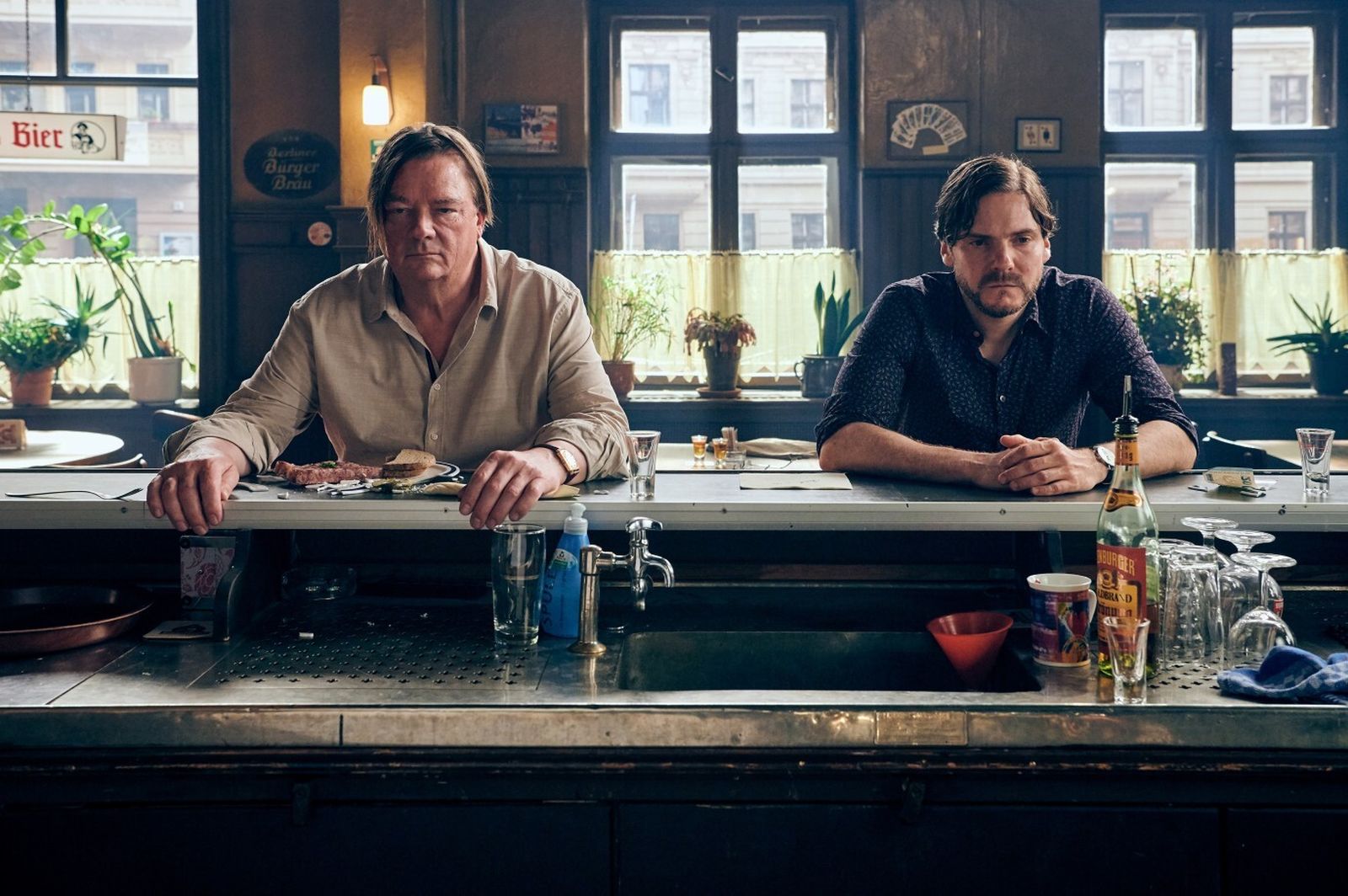 Peter Kurth y Daniel Brühl en una escena de 'La puerta de al lado'.