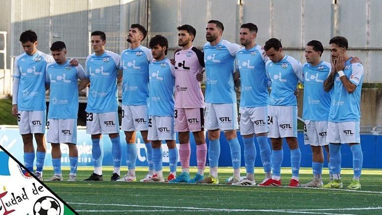 Jugadores del Ciudad de Lucena guardan un minuto de silencio antes de un encuentro