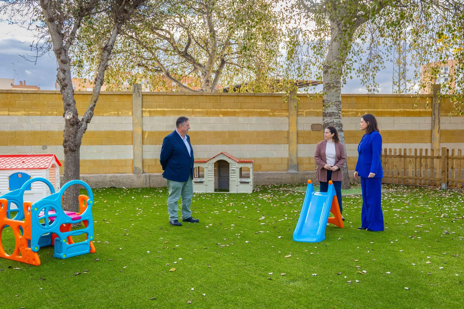 Imagen de la visita institucional al CEIP Constitución para comprobar la conclusión de las obras.