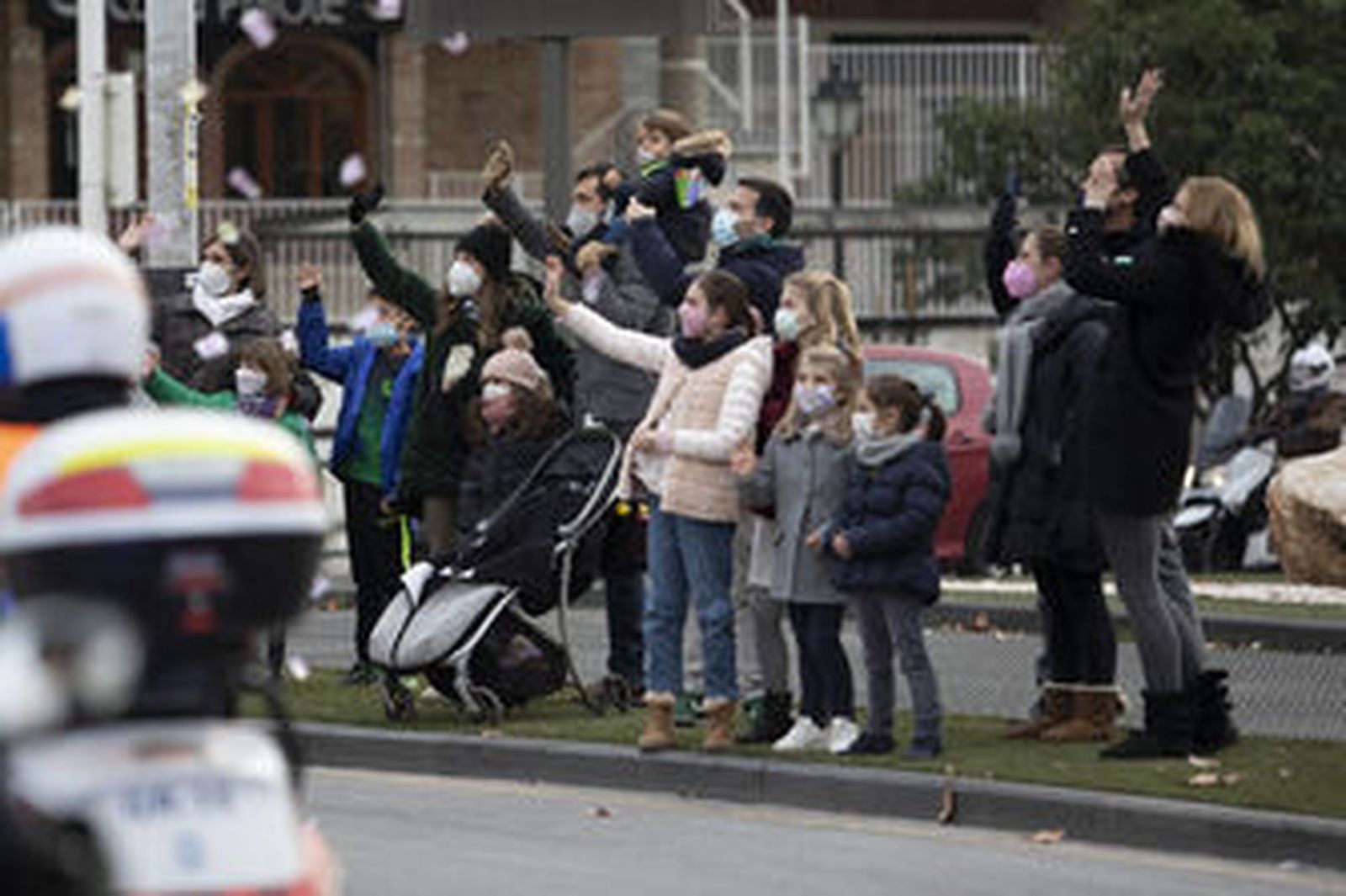 Fotos: así ha sido el recorrido en autobús de los Reyes Magos por Granada