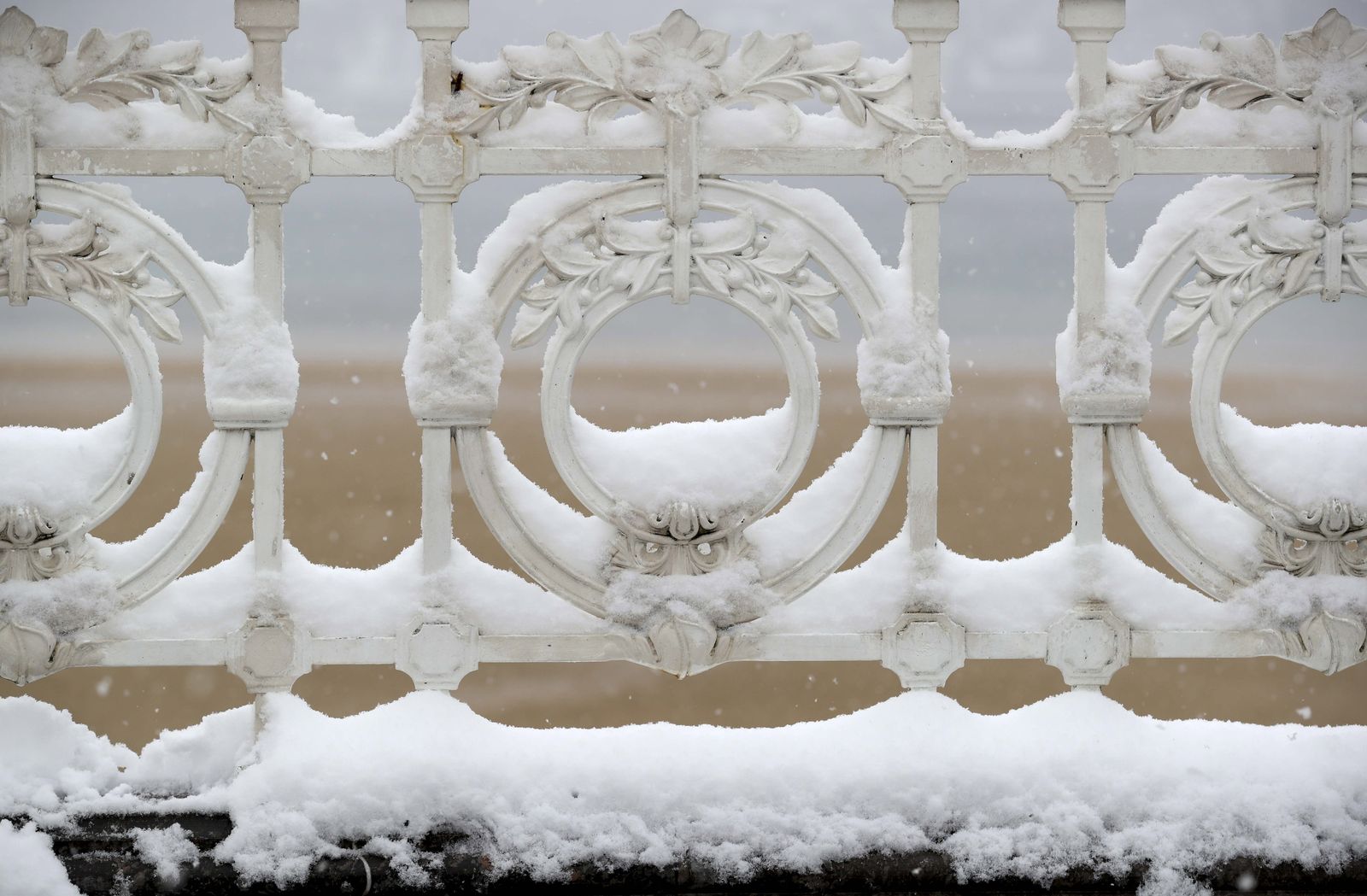 La playa de La Concha de San Sebastián, cubierta de nieve.