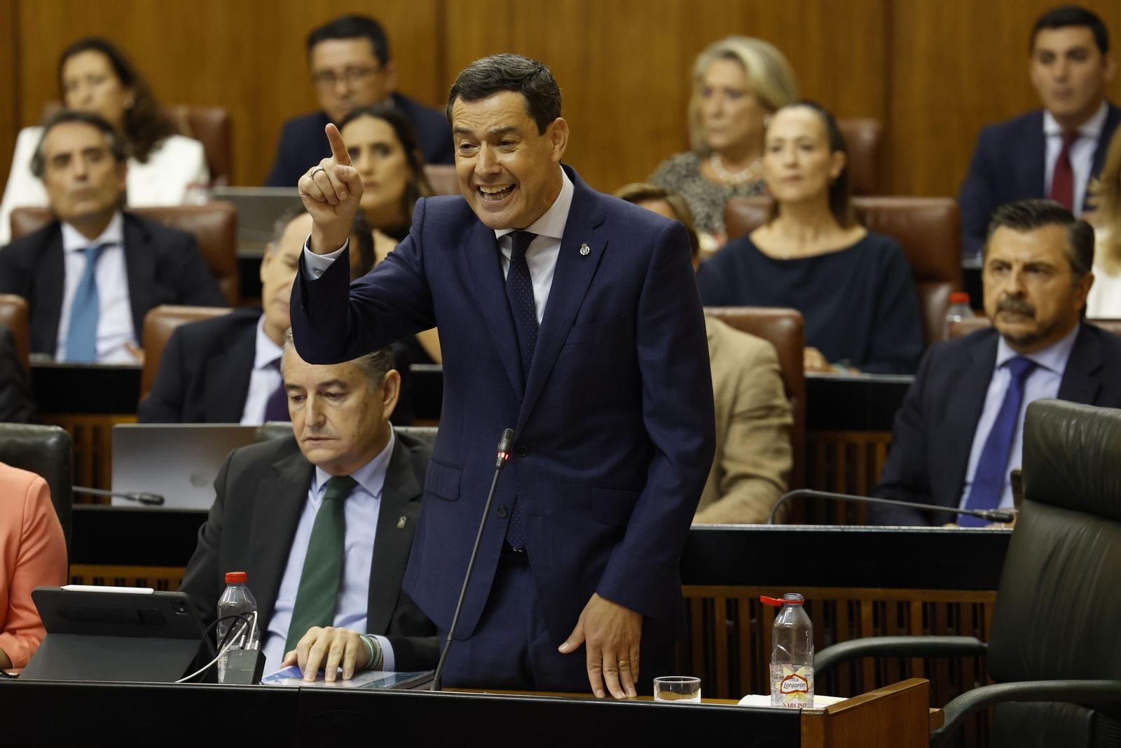 Moreno responde a la portavoz del PSOE en el Parlamento andaluz durante la sesión de control.