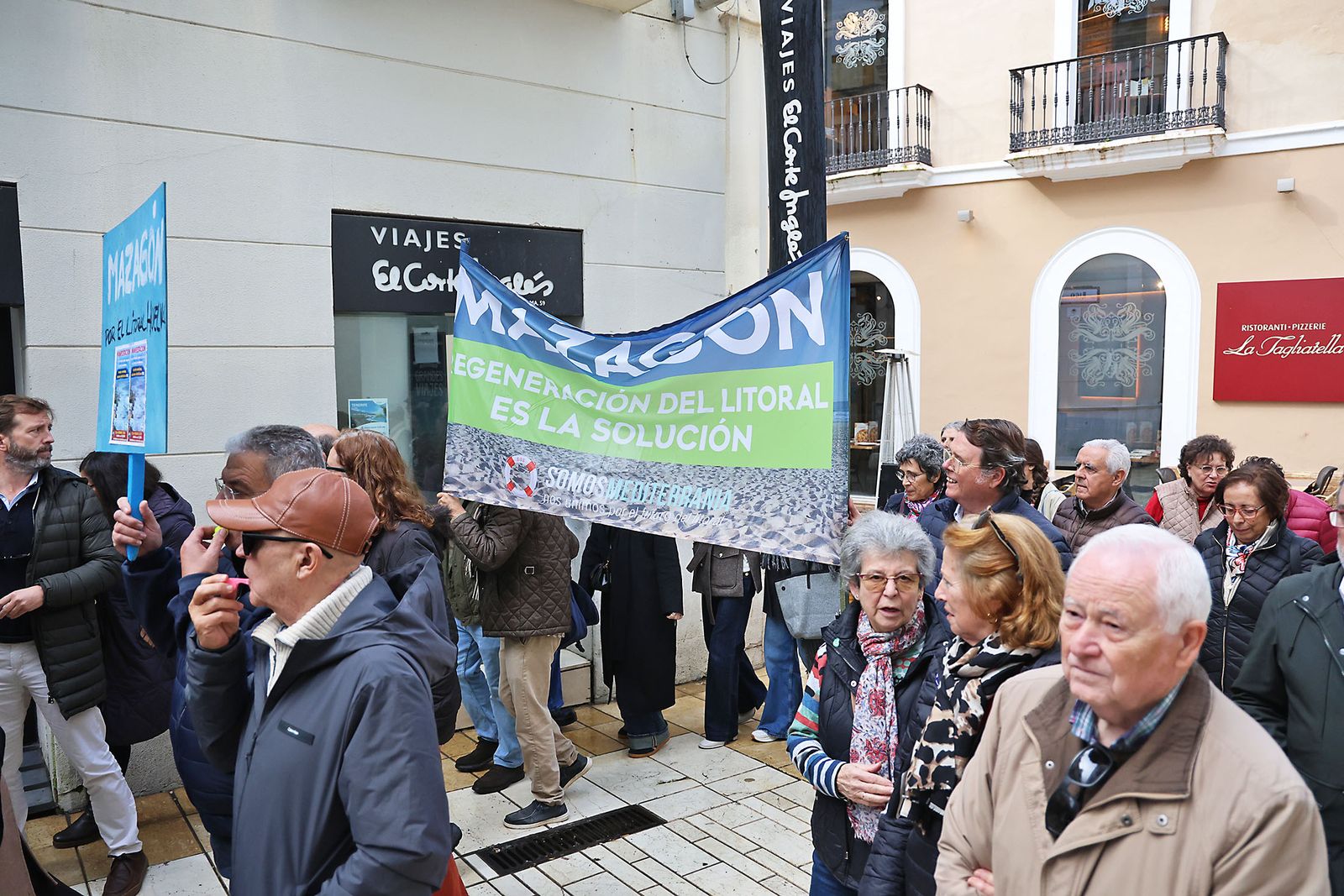 Fotografías de la manifestación en Huelva para exigir la regeneración de las playas