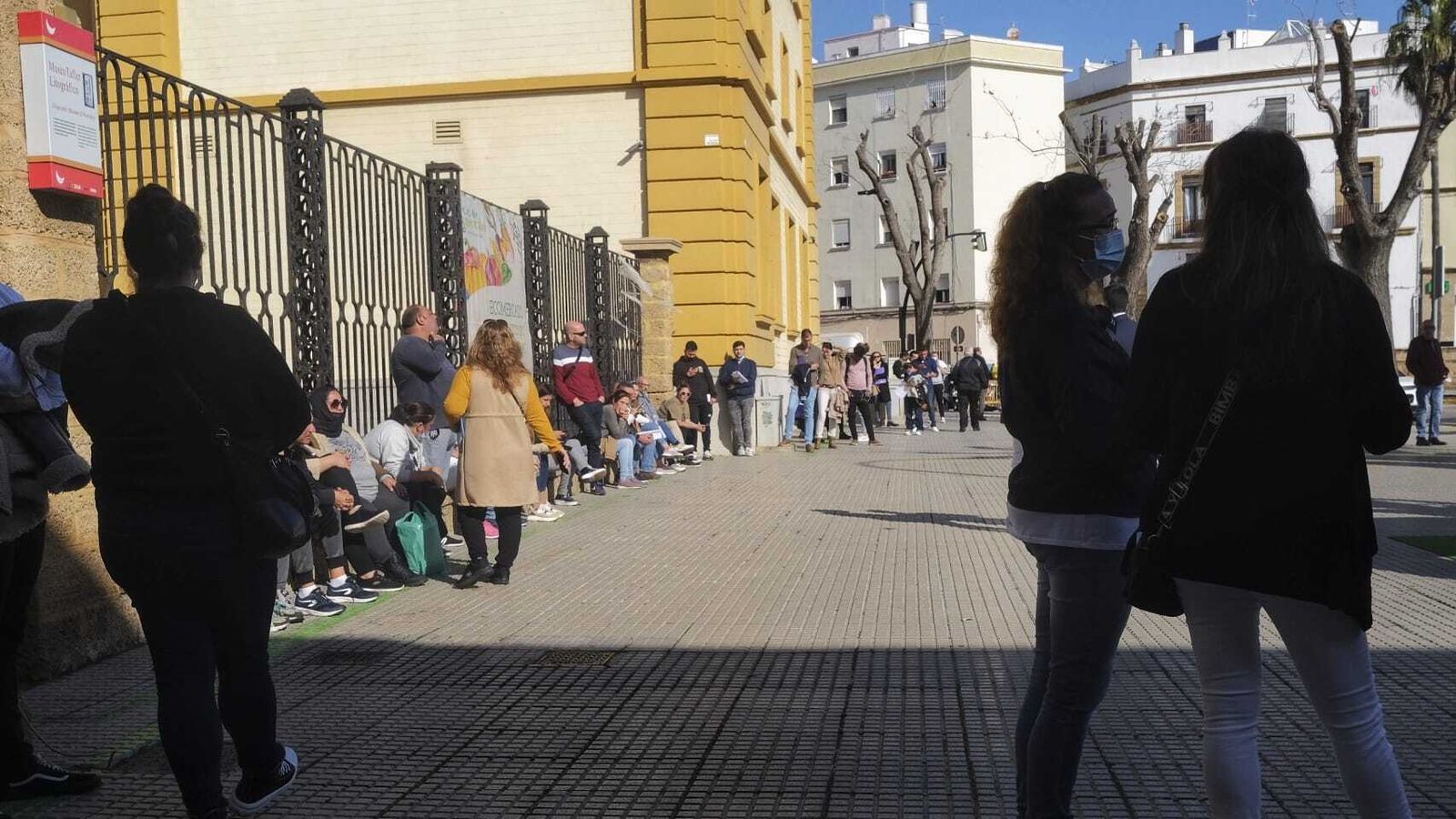 Cola en la mañana de este lunes ante la Casa del Niño Jesús.
