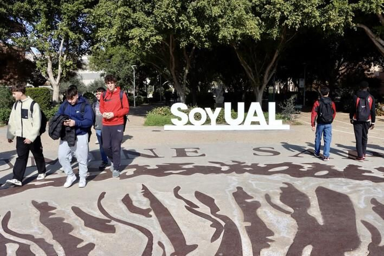 studiantes de la Universidad de Almería en el campus