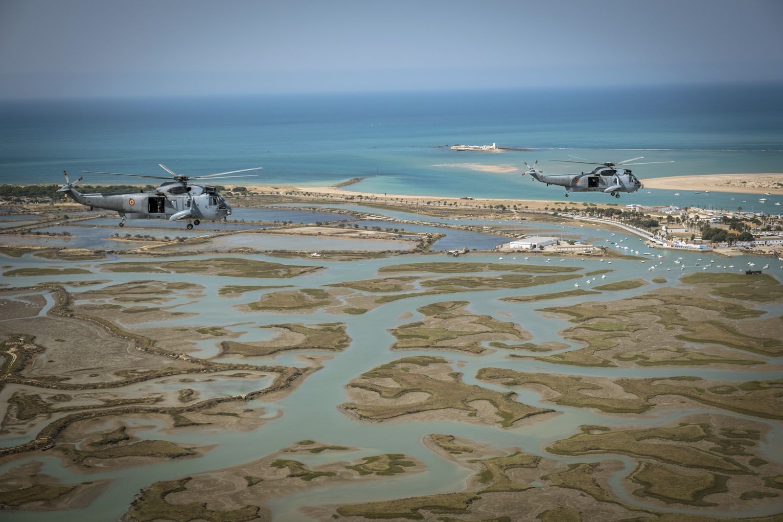 Dos 'SH-3D Sea King' de la 5ª Escuadrilla de la Flotilla de Aeronaves de la Armada sobrevuelan  los lapachares marismeños del Sancti-Petri.