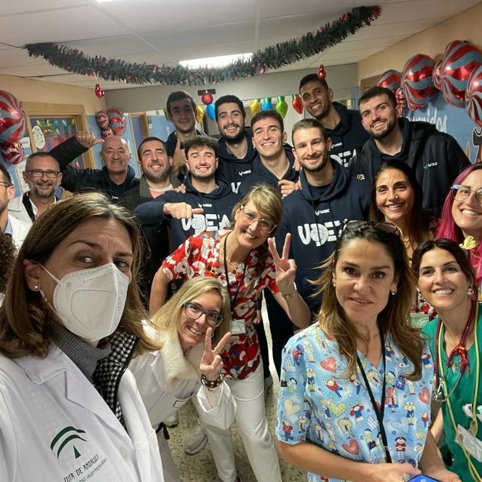 La plantilla de Udea visita el hospital Punta de Europa.