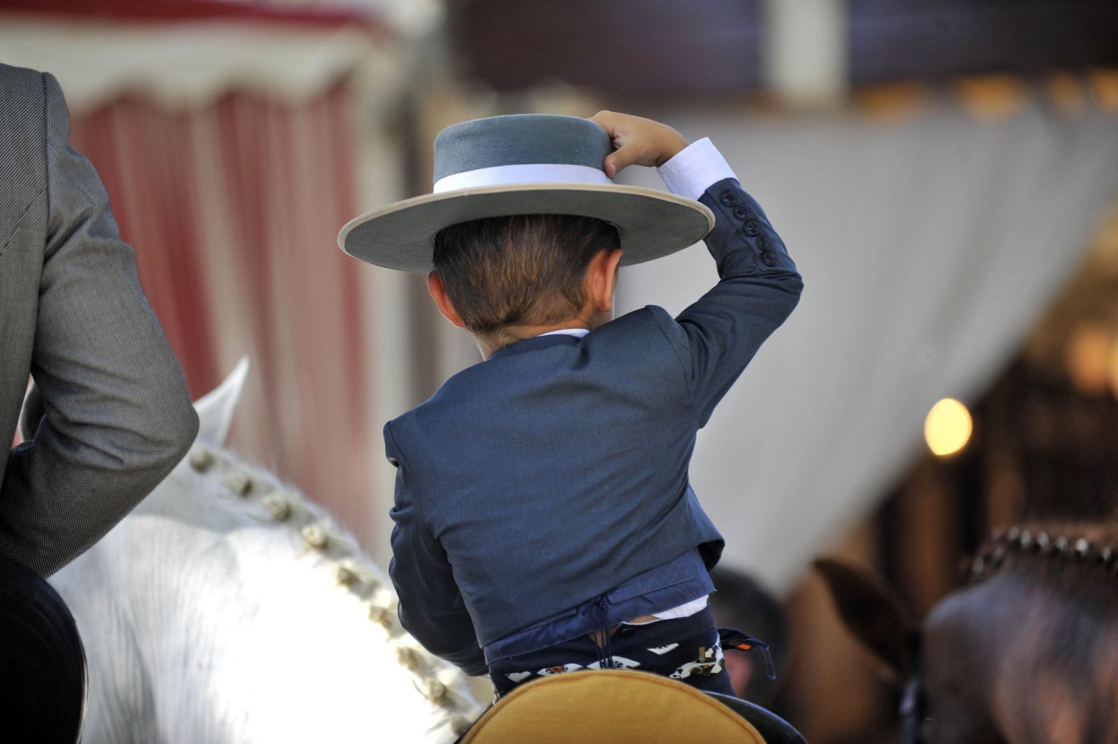Un niño se ajusta el sombrero en la última feria de Arcos.