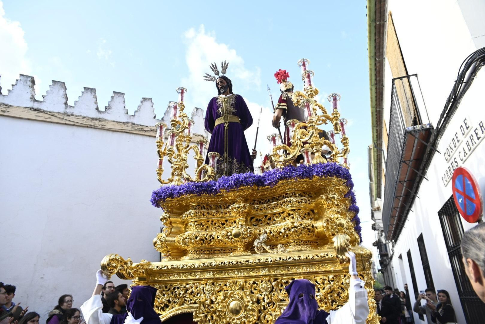 La procesión de la hermandad del Císter en el Martes Santo, en imágenes