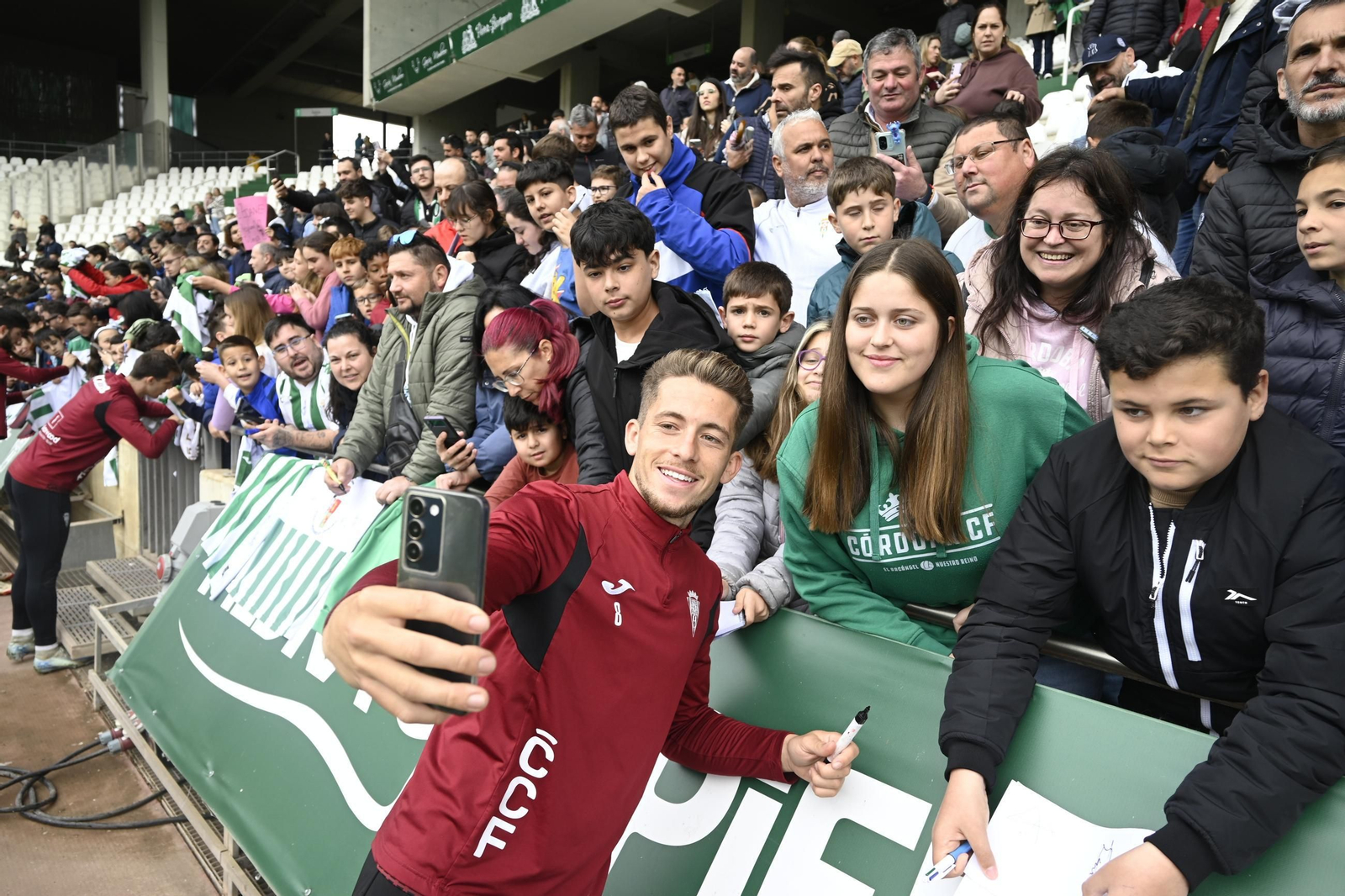 El Córdoba CF se deja querer por su afición en el Día de Andalucía