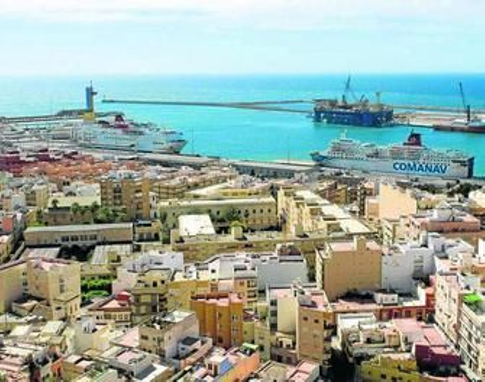 Vista panorámica de la zona antigua de la ciudad y el Puerto de Almería.