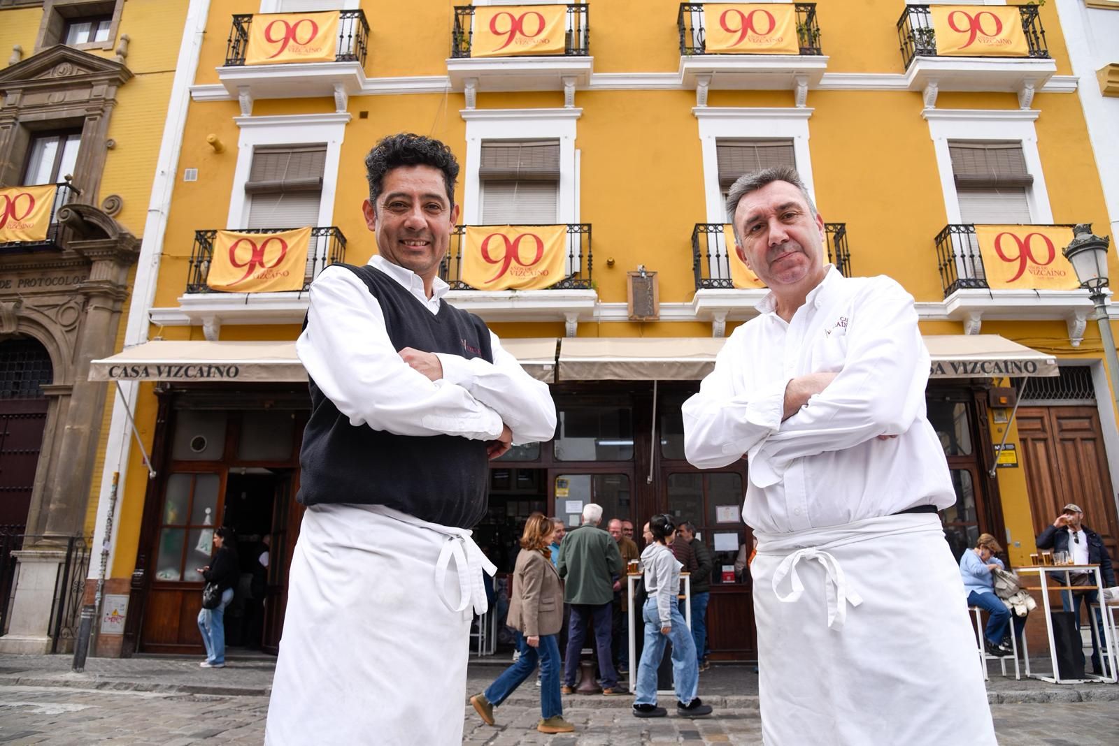 Luis y Ángel, camareros de Casa Vizcaíno.