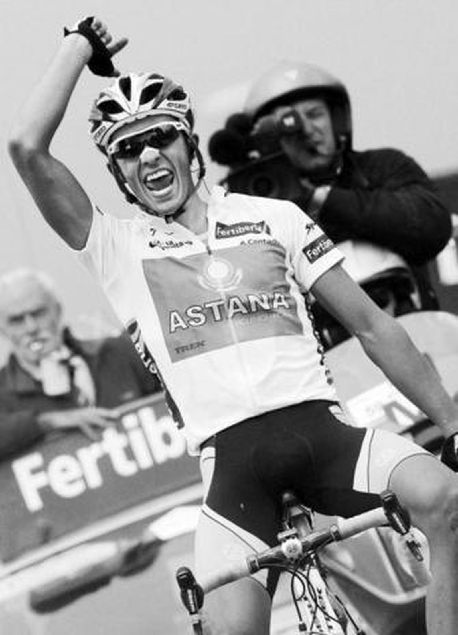 Alberto Contador celebra el triunfo con el gesto del pistolero.