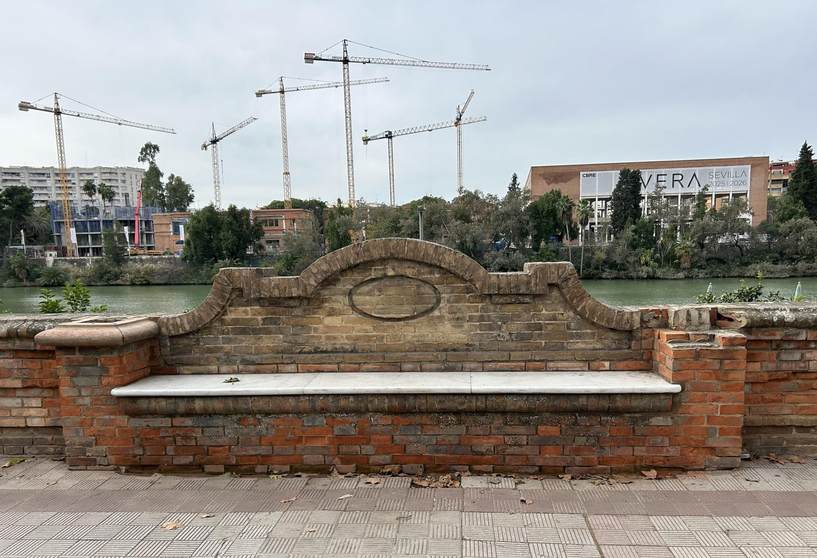Abandono en los bancos del Paseo de las Delicias