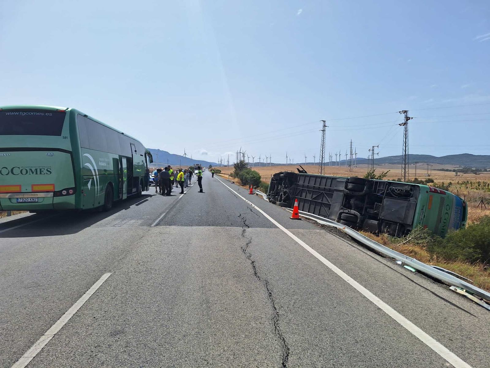 Imagen del accidente en Tarifa, con un autobús de Comes volcado.