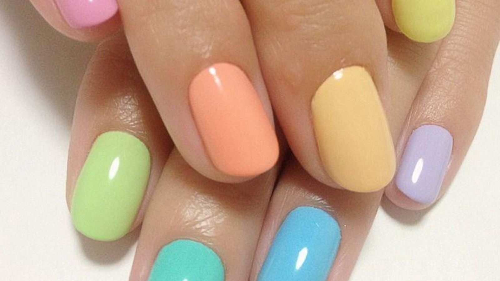 Manicura multicolor en tonos pastel.
