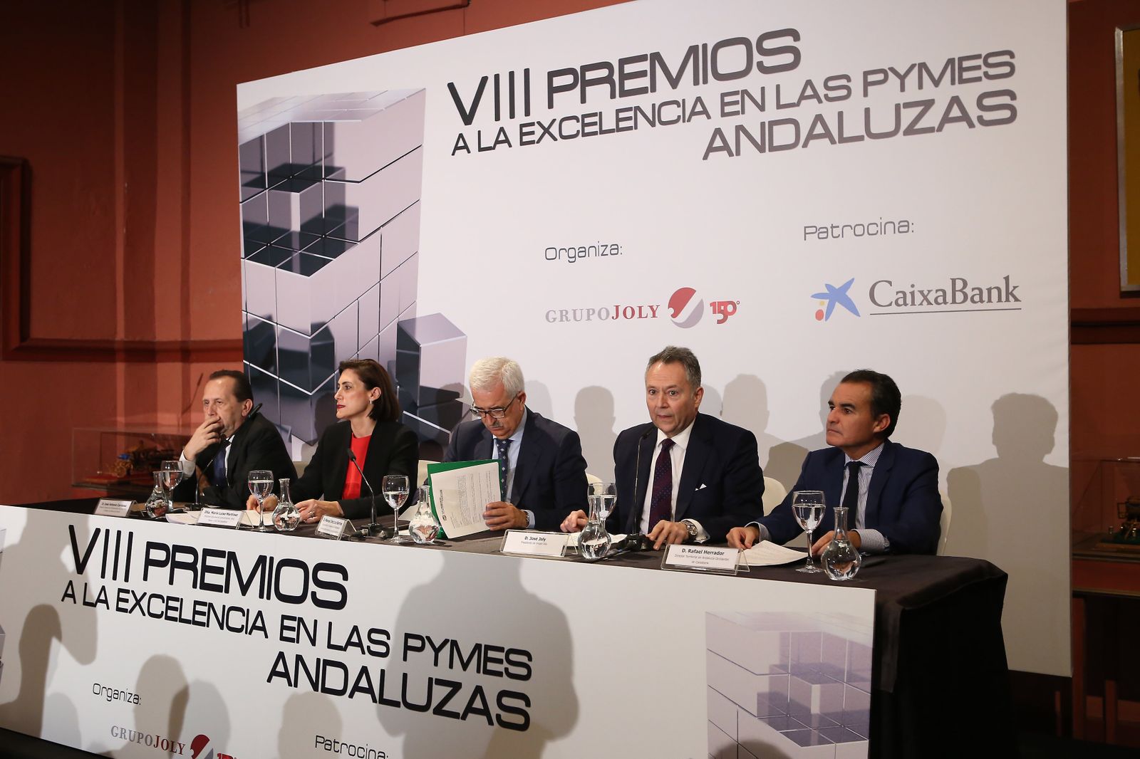 José Antonio Carrizosa, director de 'Diario de Sevilla'; María Luisa Martínez Gistau, directora de Comunicación, Relaciones Institucionales, Marca y Responsabilidad Social de Caixabank; Manuel Jiménez Barrios, vicepresidente de la Junta de Andalucía; José Joly, presidente del Grupo Joly; y Rafael Herrador, director territorial de Andalucía Occidental de Caixabank.