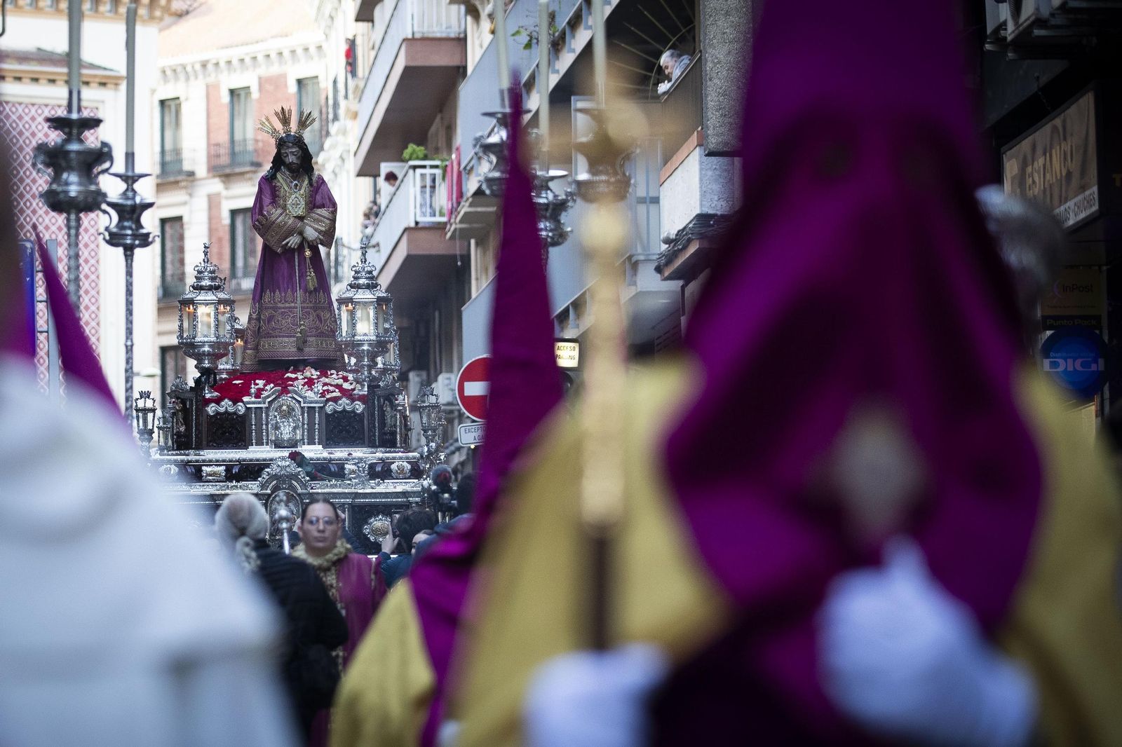 Así vivió Granada la salida de la centenaria Cofradía del Rescate 2025
