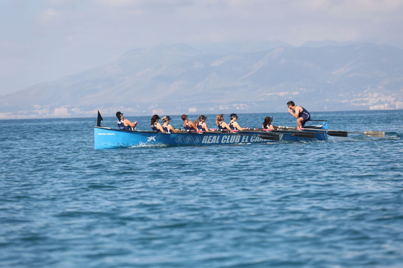 Más de 100 mujeres supervivientes de cáncer participan este sábado en una Regata Nacional en Málaga