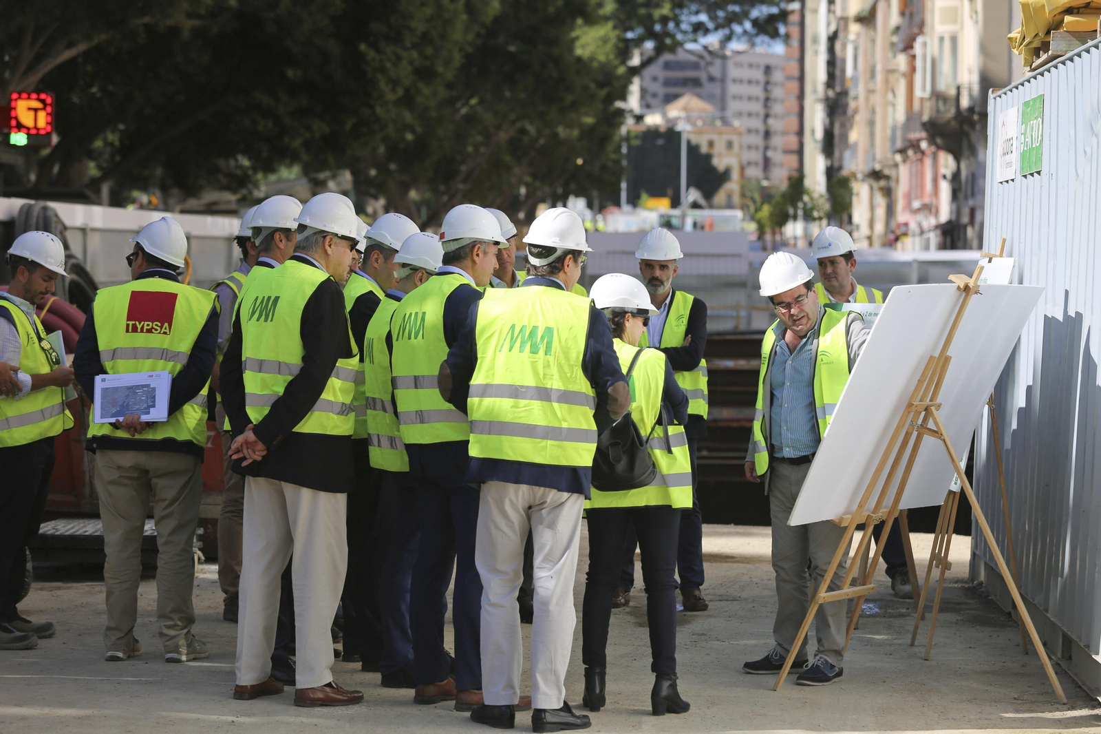Visita de los miembros de la concesionaria del Metro a la obra de la Alameda, a mediados de octubre.