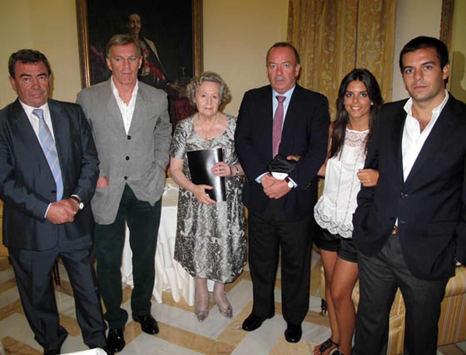 La hija del homenajeado, María de los Ángeles Infante (en el centro), con Francisco Navarro Infante, y Alejandro y Javier Delmás Infante, nietos de Blas Infante; y los biznietos María de los Ángeles y Javier Delmás García.

Foto: Victoria Ramírez