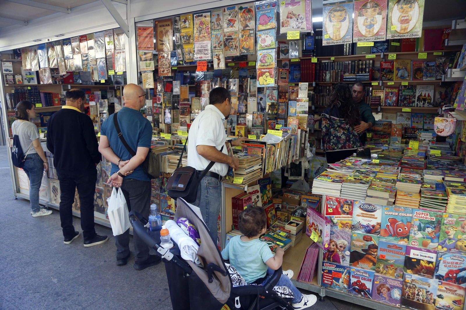 Primeros clientes de la Feria del Libro Antiguo y de Ocasión.