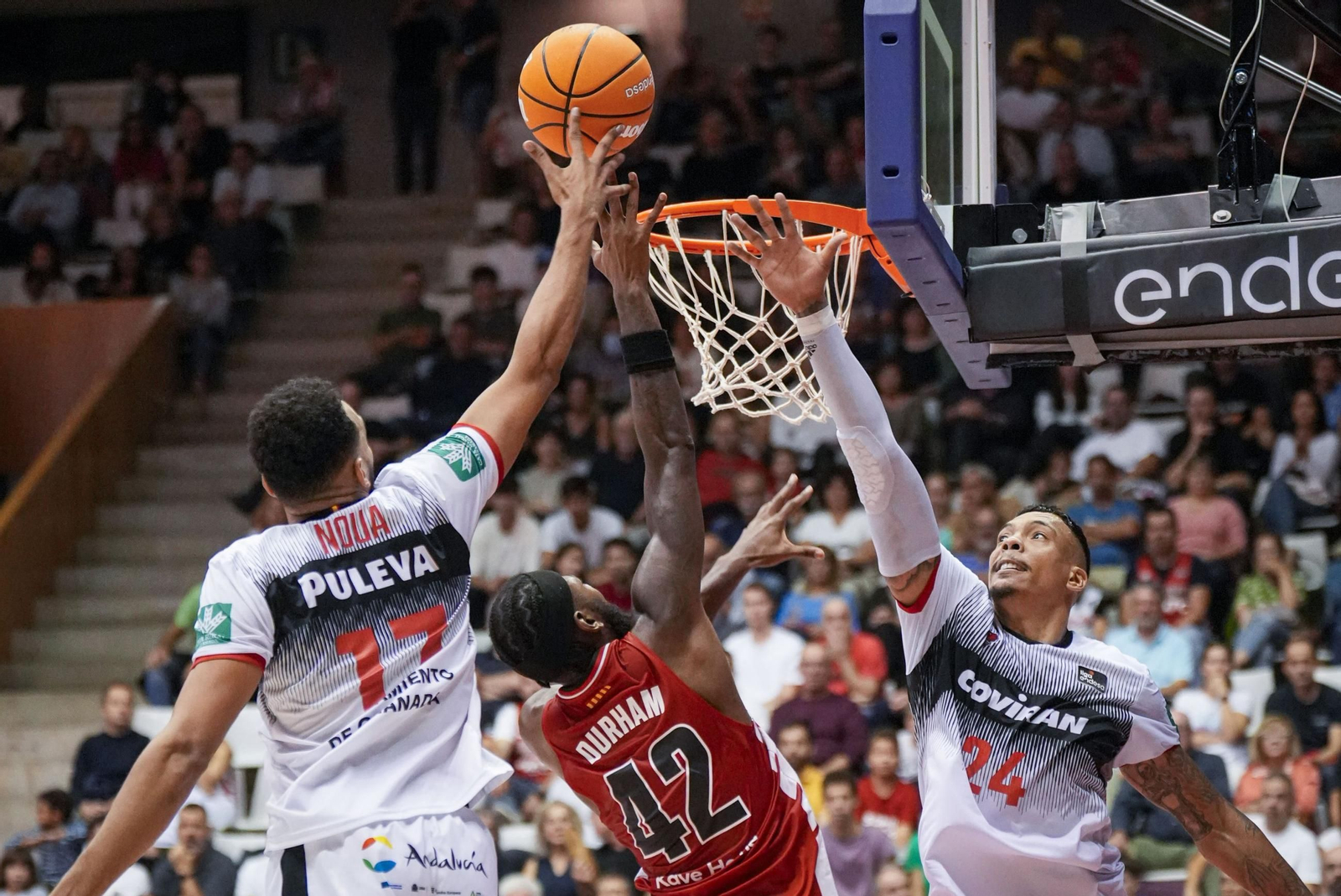 Acción ofensiva del Covirán Granada en el partido de Fontajau