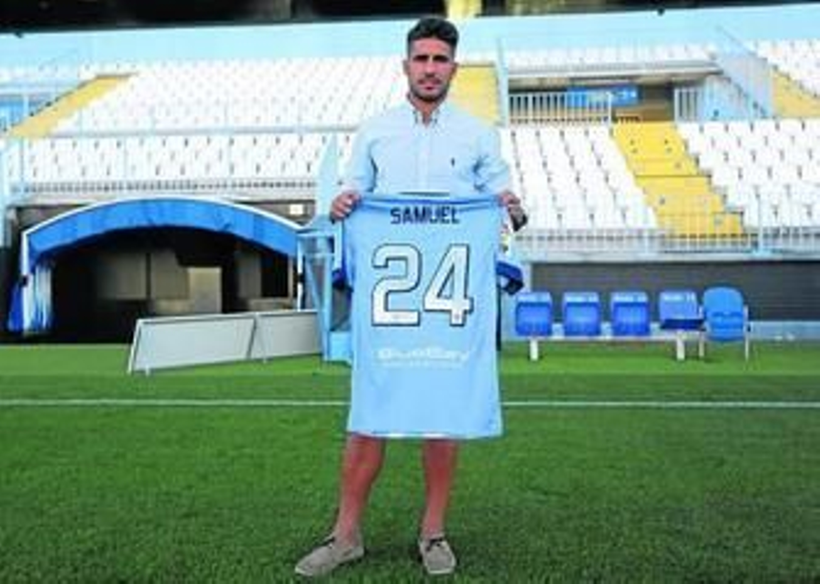 Samu García posa con su nueva camiseta del primer equipo en el césped de La Rosaleda.