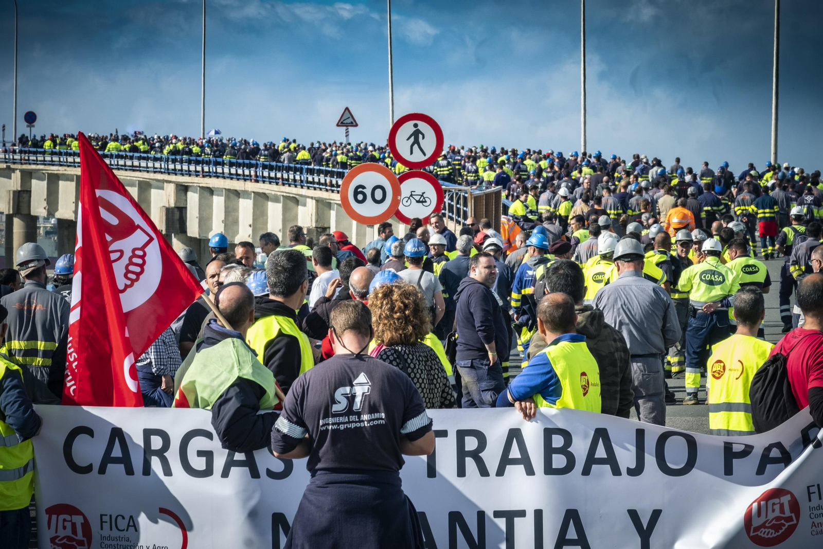 Imágenes de la protesta de las empresas auxiliares de Navantia Puerto Real en el Puente Carranza
