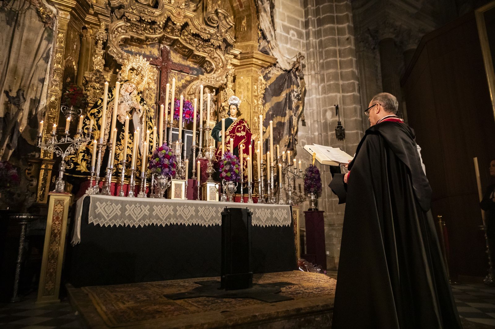 Así fue el viacrucis del Cristo de la Viga por el interior de la Catedral de Jerez