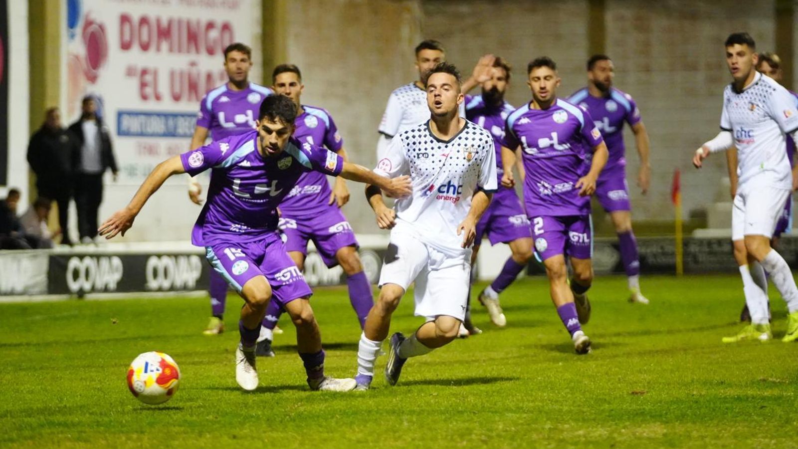 Lance del derbi entre el Pozoblanco y el Ciudad de Lucena.
