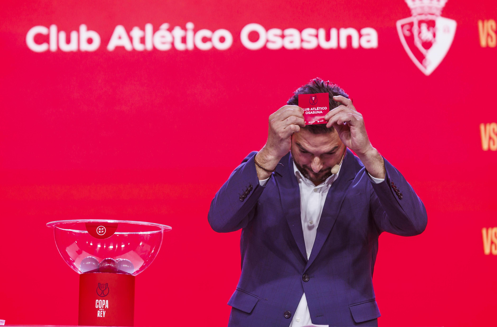 El ex meta osasunista Ricardo saca la papeleta del Osasuna; Julen Guerrero sacaría la del Sevilla.