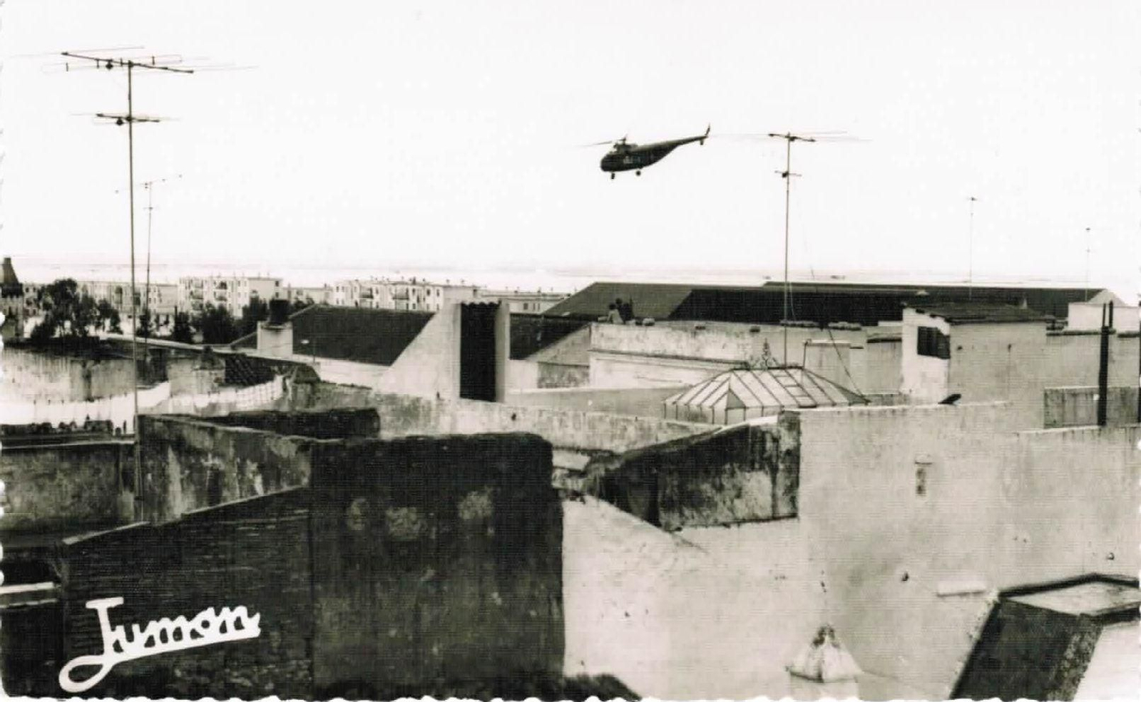 Un helicóptero sobrevuela la ciudad.