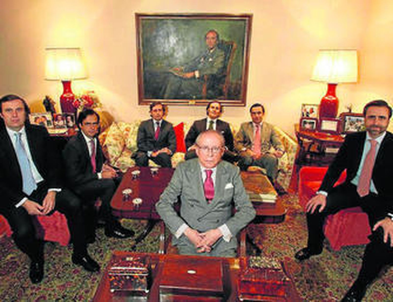 José María Ruiz-Mateos con sus seis hijos varones en su casa de Somosaguas.