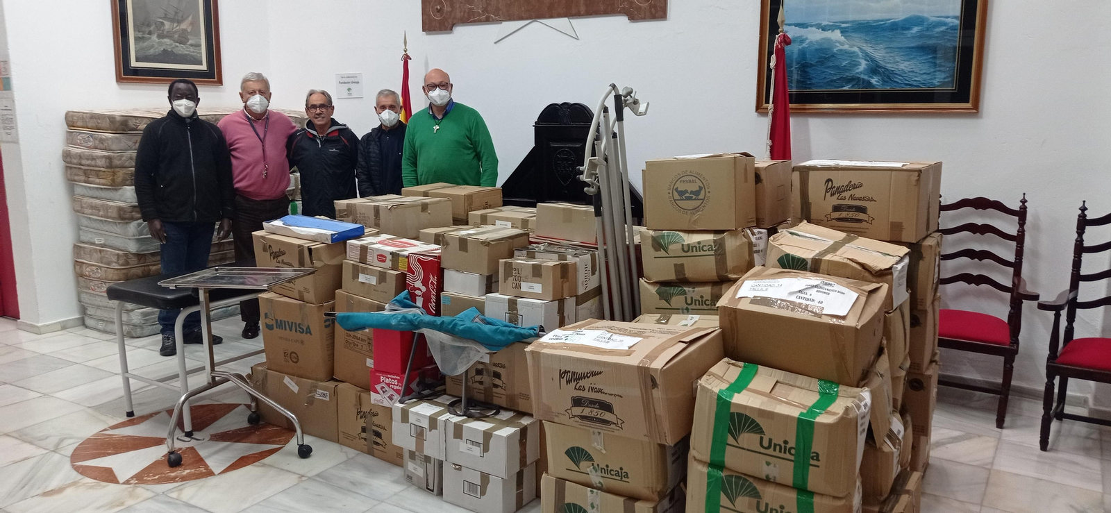 Representantes de Caballeros Hospitalarios y de los Sagrados Corazones, con las donaciones realizadas.