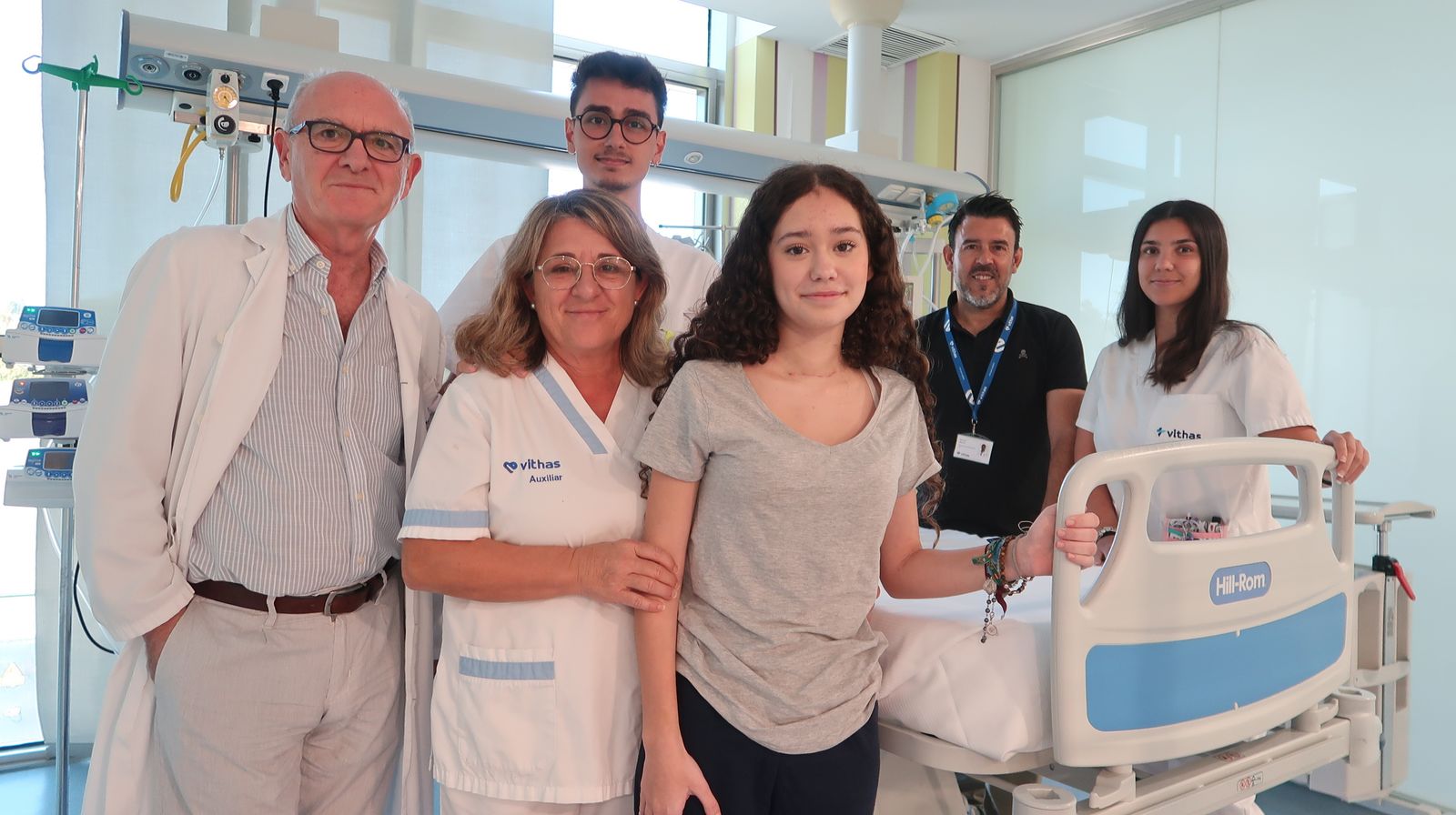 Adriana Solano, en el centro,  junto al equipo de la UCI del Hospital Vithas Sevilla.