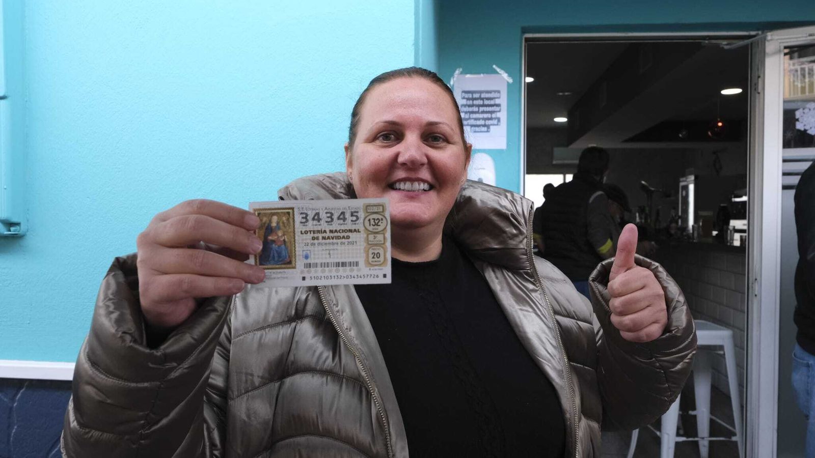 Una de las agraciadas con el quinto premio vendido en Torrecárdenas.