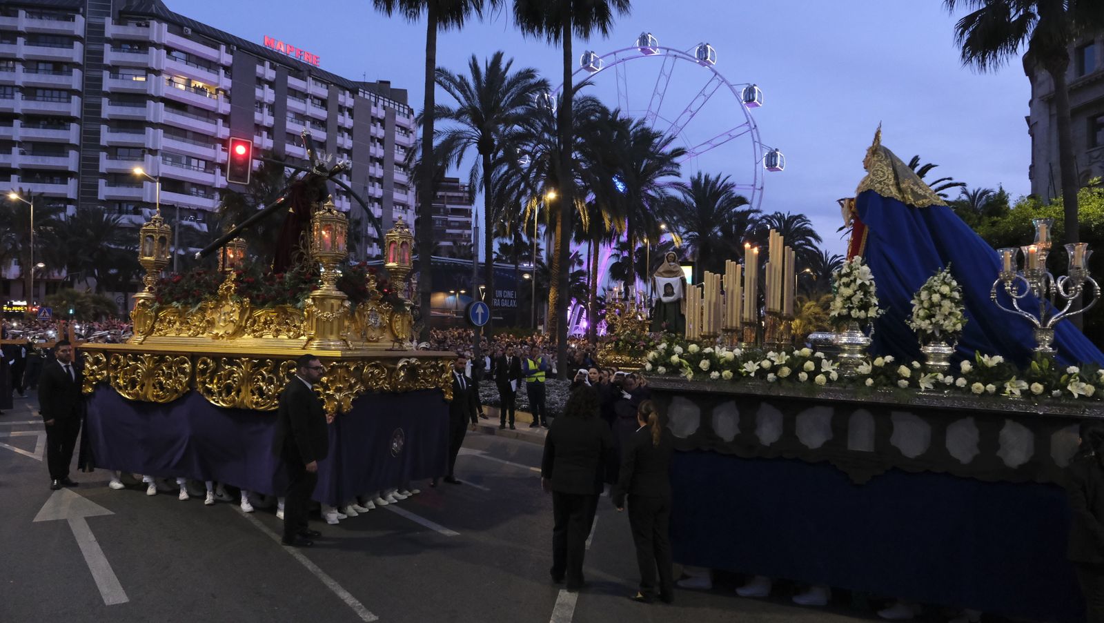 La procesión del Encuentro por las calles de Almería, en imágenes