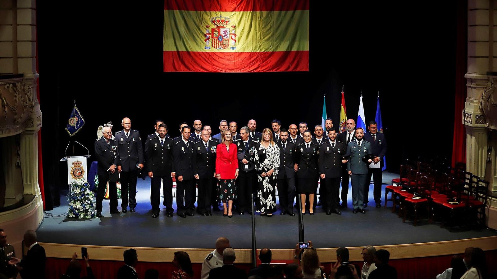 Los condecorados junto a la subdelegada del Gobierno en Huelva, Manuela Parralo y la alcaldesa, Pilar Miranda.