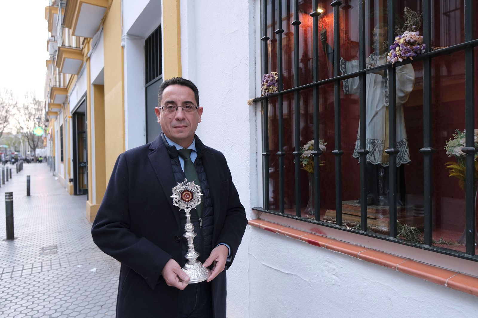 José Antonio Oliert, hermano mayor de los Javieres, con la reliquia de san Francisco Javier.