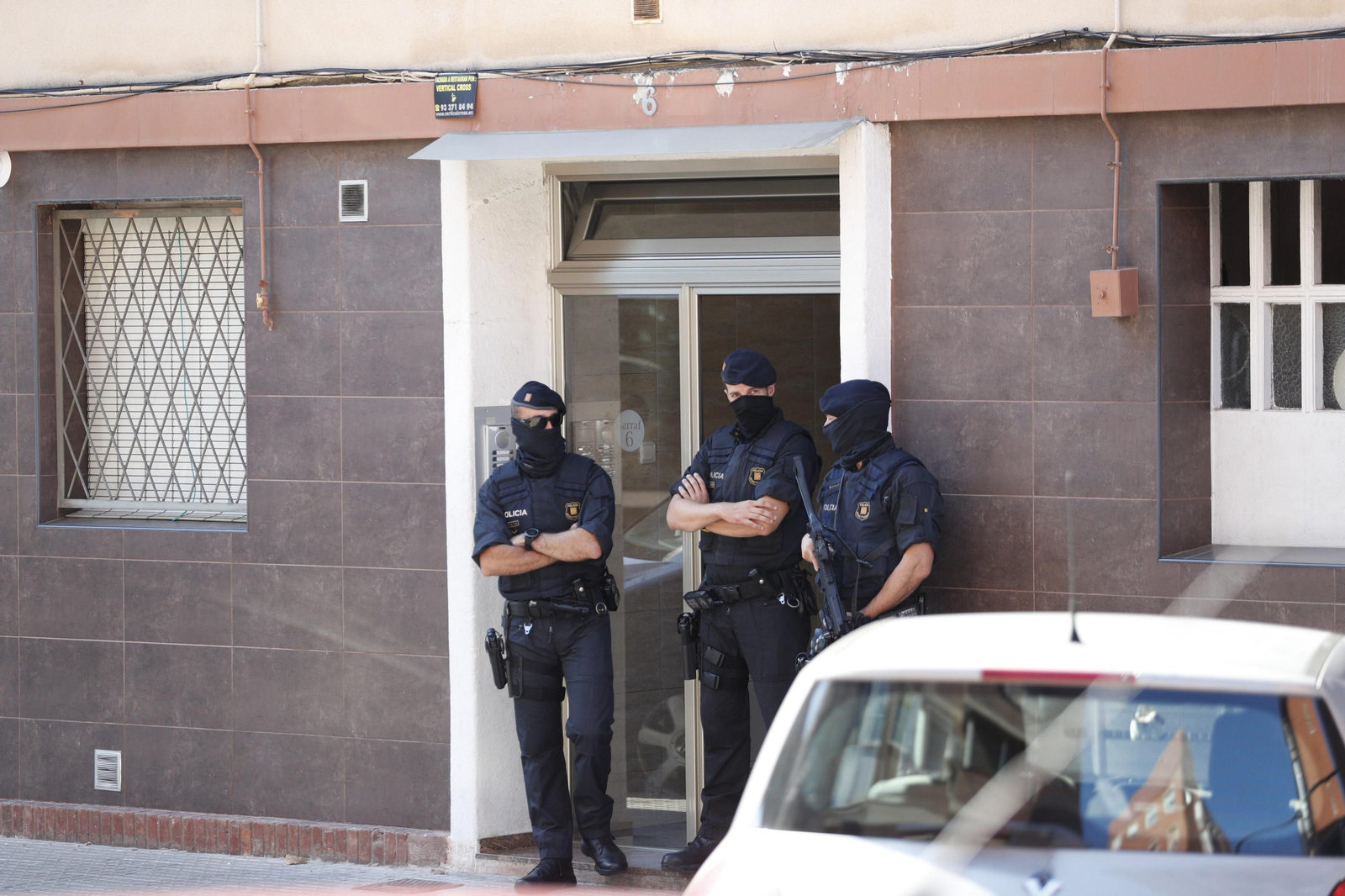 Varios mossos custodian la puerta del domicilio del ciudadano abatido en la comisaría de Cornellà. Varios mossos custodian la puerta del domicilio del ciudadano abatido en la comisaría de Cornellà.