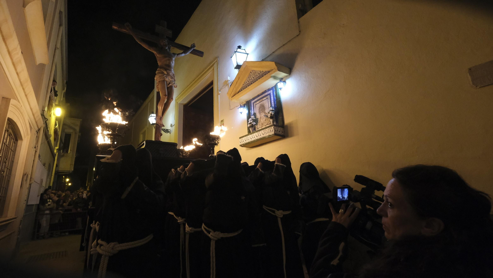 Procesión del Perdón en Almería, en imágenes