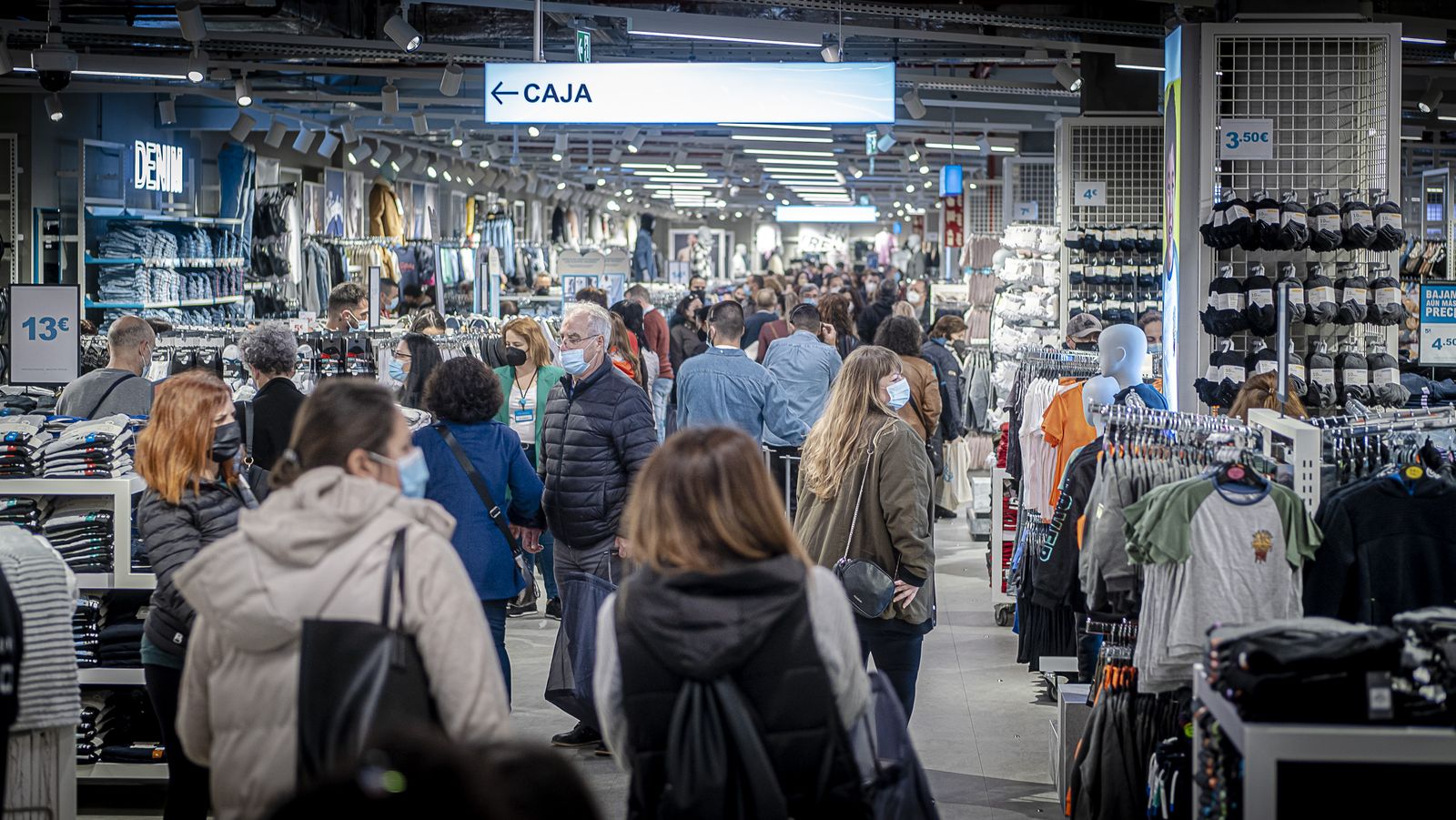Interior de la tienda de Primark en Bahía Sur .