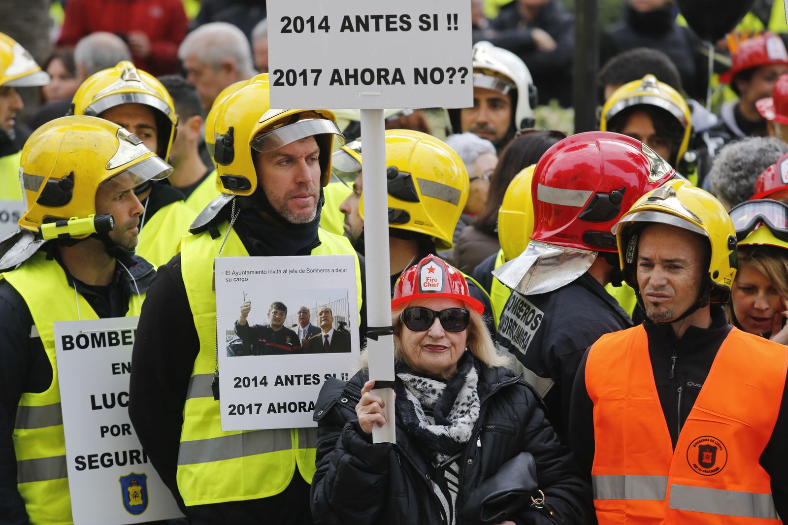 Las imágenes de la 'marcha fúnebre' de los bomberos en Málaga