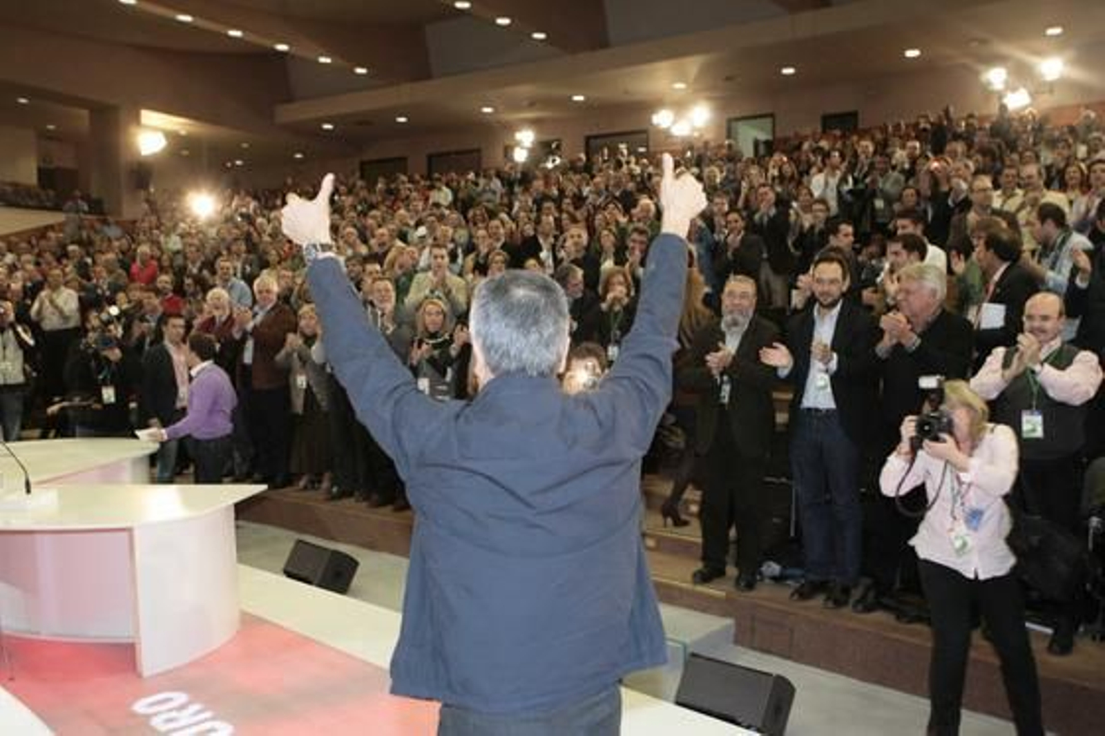 Griñán recibe la ovación de los socialistas andaluces congregados en Sevilla. / Juan Carlos Muñoz