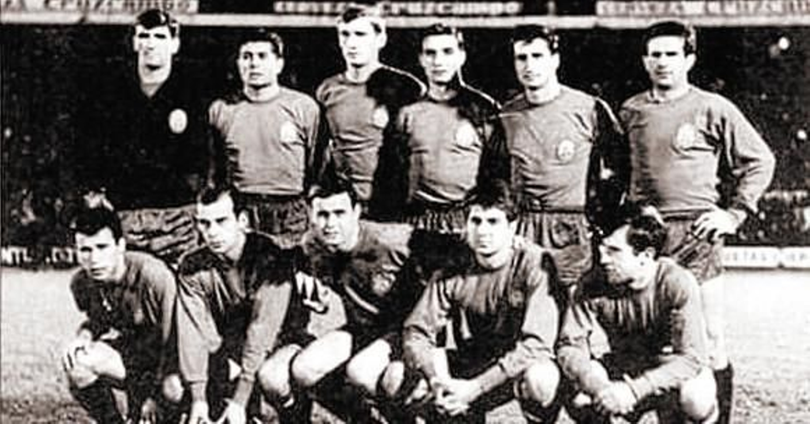 El equipo que venció a Irlanda en Sevilla y que ganaría la Eurocopa con Luis Suárez en lugar de Villa (2º dcha. agachado).