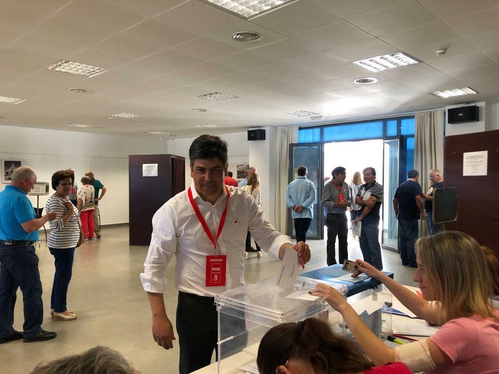 El alcalde de Montilla, Rafael Llamas, deposita su voto